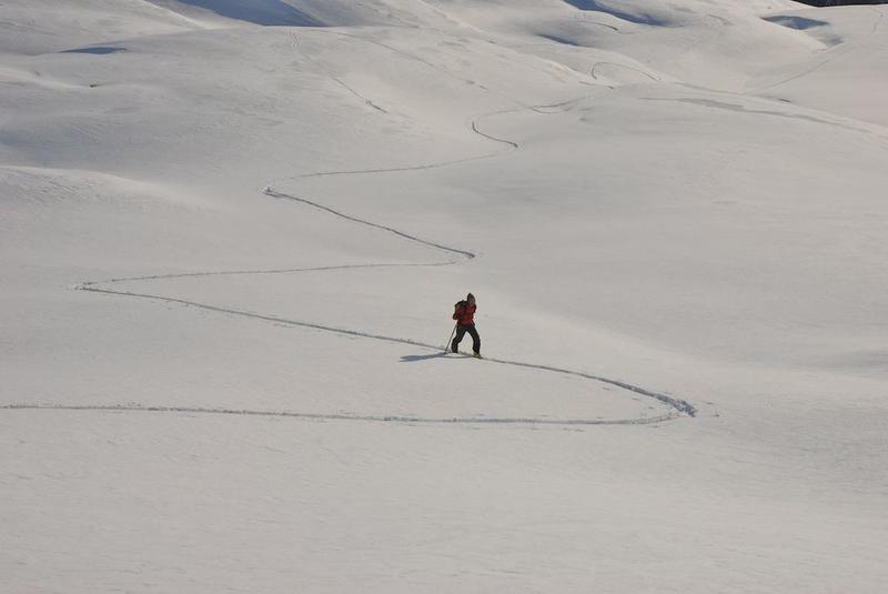 Randonneur seul dans la trace de montée, à chacun son rythme derrière le guide. Randonneur seul dans la trace de montée, à chacun son rythme derrière le guide.