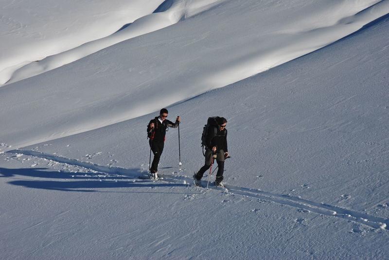 Petite discussion entre randonneuses, alors qu'elle profite de la trace de montée du groupe. Petite discussion entre randonneuses, alors qu'elle profite de la trace de montée du groupe.