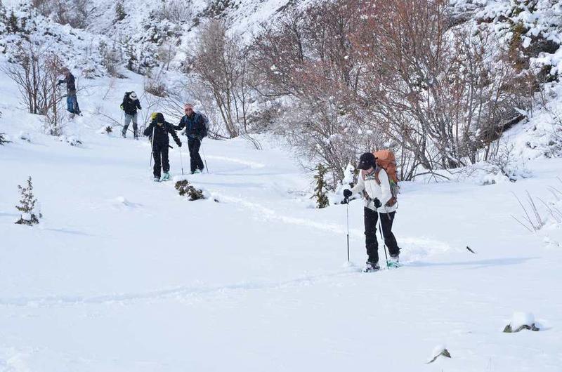 Groupe de raquettistes en randonnée à Névache. Groupe de raquettistes en randonnée à Névache.