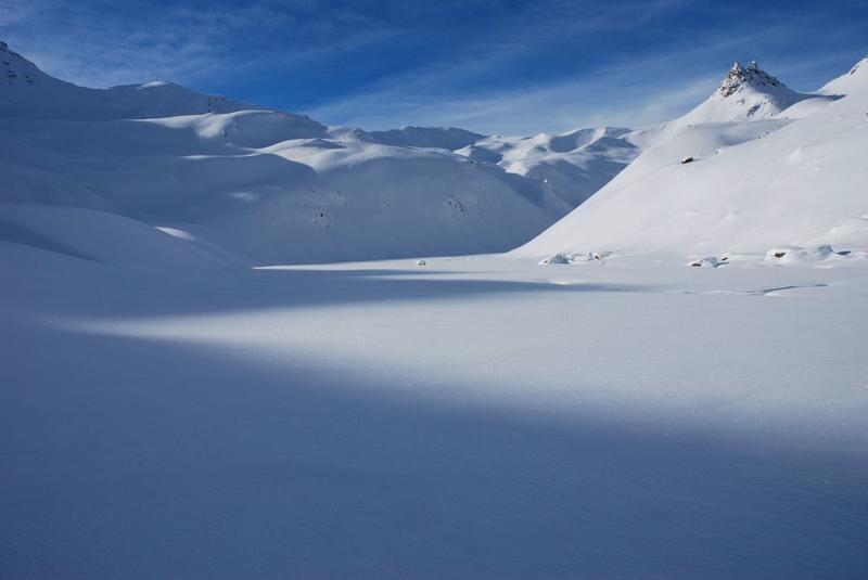 Le vallon du Chardonnet en hiver, paysage immaculé de la vallée de la Clarée. Le vallon du Chardonnet en hiver, paysage immaculé de la vallée de la Clarée.