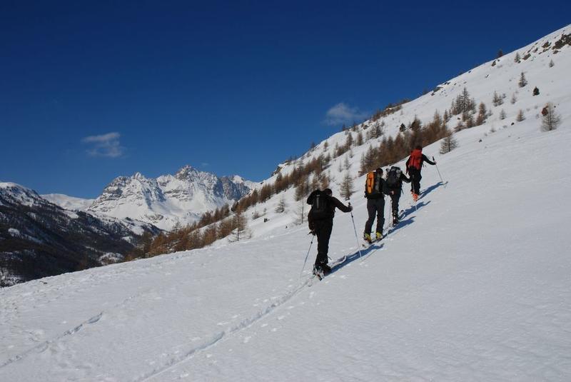 Montée en ski de randonnée vers la Colette en vallée de la Clarée Montée en ski de randonnée vers la Colette en vallée de la Clarée